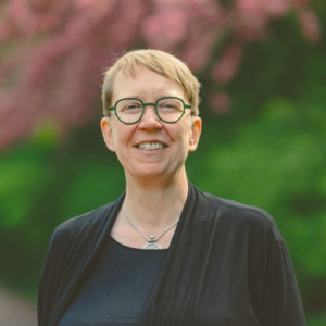 profile photograph of Dr Suzanne Paul
